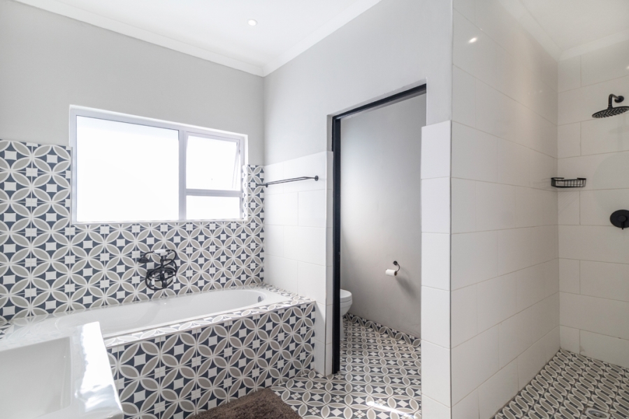 6 Bedroom Property for Sale in Eagles Landing North West